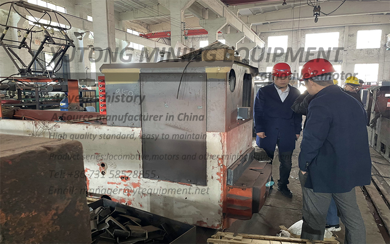 Clientes de la Universidad de Minería y Tecnología de China vinieron a la empresa para cooperar en el proyecto de locomotoras eléctricas no tripuladas(图2)