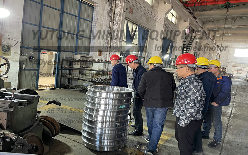 Clientes de la Universidad de Minería y Tecnología de China vinieron a la empresa para cooperar en el proyecto de locomotoras eléctricas no tripuladas(图3)
