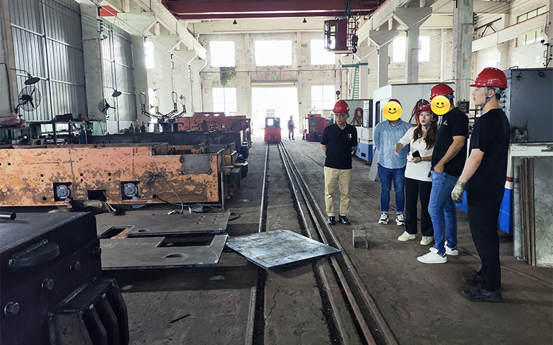 Overseas client visit locomotive manufacture 4.jpg