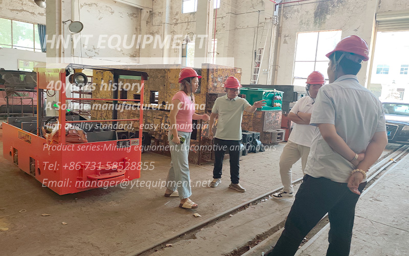 Clients visit the Xiangtan locomotive factory 4.jpg