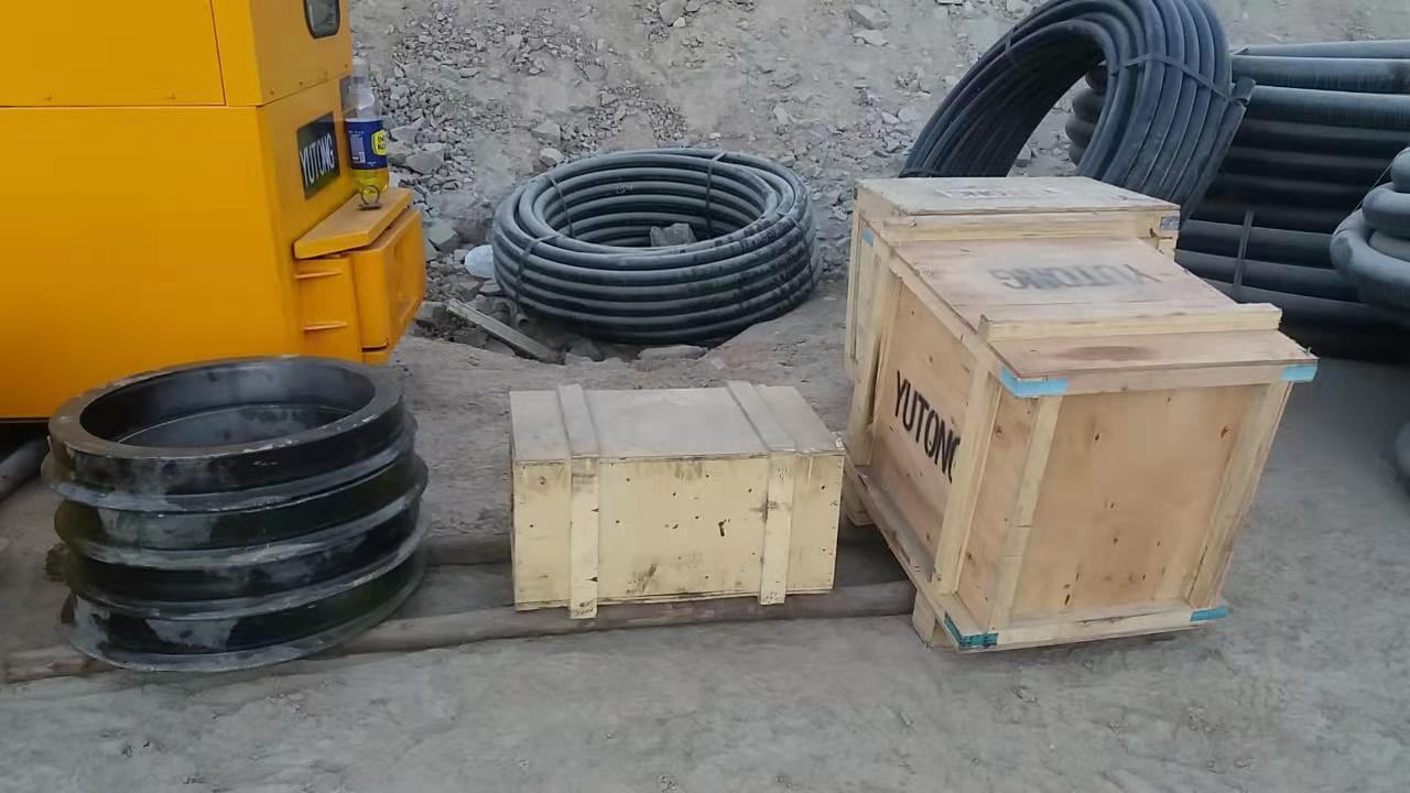 Locomotora de batería de 8 toneladas y cargador de rocas arribaron a Perú(图3)