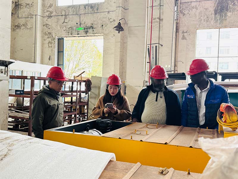 Africa customer visit the locomotive factory 2.jpg